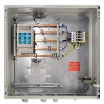 250 A AC-Anschlussbox (WR - Netzübergabe). 1 WR-Eingang. Standard TN-C, Option TN-S zur WR-Strecke. Beschichtung: C4 (Außenbereich). WR-Sammelschienenklemmen: WR-Klemme 95–120 mm² – Bedarf: 5 Stück. Netzübergabe-Sammelschienenklemmen: Netzübergabe-Klemme 95–120 mm² – Bedarf: 5 Stück. Überspannungsschutz T1+T2: TN–S - 3+1 (L–N + N–PE). Fernmeldungen: SPD-Ausfall, NH-OFF (potenzialfrei). Kabeleinführungen WR: • WR M75 (Ø 42–55 mm) × 1 Kabeleinführung Netzübergabe: • Netzübergabe M75 (Ø 42–55 mm) × 1 M20 Membran für Signale/Service.
