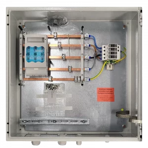 250 A AC-Anschlussbox (WR - Netzübergabe). 1 WR-Eingang. Standard TN-C, Option TN-S zur WR-Strecke. Beschichtung: C4 (Außenbereich). WR-Sammelschienenklemmen: WR-Klemme 95–120 mm² – Bedarf: 5 Stück. Netzübergabe-Sammelschienenklemmen: Netzübergabe-Klemme 95–120 mm² – Bedarf: 5 Stück. Überspannungsschutz T1+T2: TN–S - 3+1 (L–N + N–PE). Fernmeldungen: SPD-Ausfall, NH-OFF (potenzialfrei). Kabeleinführungen WR: • WR M75 (Ø 42–55 mm) × 1 Kabeleinführung Netzübergabe: • Netzübergabe M75 (Ø 42–55 mm) × 1 M20 Membran für Signale/Service.