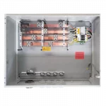 AC Anschlussbox zum Anschluss an Netzübergabe/Trafo. Netzform TN-C. 4x Sammelschiene 30 x 10 CU. Eingang Wechselrichter für Kabel 4 x 300 mm² über M80 Kabelverschraubung Messing auf 4 Sammelschienenklemmen. Ausgang zum Trafo für Kabel 4 x 300 mm² über M80 Kabelverschraubung Messing auf 4 Sammelschienenklemmen (beide Kabel werden bauseits angebracht). Zusätzliche Anschlussmöglichkeit für Kabel 1 x 300 mm² auf 1 Sammelschienenklemme. Überspannungsschutz T1+2 (Standard Citel DAC1-13S-30-275 Imax 50kA, Iimp 12,5kA) inkl. Kurzschluss-Schutz SFD1-13S-30 für AC SPD T1 (12,5kA 10/350µs). Anschluss Fernmeldekontakt über M16 Kunststoff (Kabel wird bauseits angebracht). Membran M20. Gehäuse verzinktes Stahlblech mit gehärteter Polyester-Lackbeschichtung 800x600x300 mm mit Tür. Aufkleber Vorsicht Hochspannung.