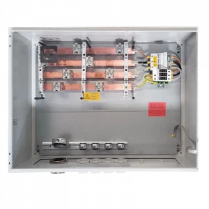 AC Anschlussbox zum Anschluss an Netzübergabe/Trafo. Netzform TN-C. 4x Sammelschiene 30 x 10 CU. Eingang Wechselrichter für Kabel 4 x 300 mm² über M80 Kabelverschraubung Messing auf 4 Sammelschienenklemmen. Ausgang zum Trafo für Kabel 4 x 300 mm² über M80 Kabelverschraubung Messing auf 4 Sammelschienenklemmen (beide Kabel werden bauseits angebracht). Zusätzliche Anschlussmöglichkeit für Kabel 1 x 300 mm² auf 1 Sammelschienenklemme. Überspannungsschutz T1+2 (Standard Citel DAC1-13S-30-275 Imax 50kA, Iimp 12,5kA) inkl. Kurzschluss-Schutz SFD1-13S-30 für AC SPD T1 (12,5kA 10/350µs). Anschluss Fernmeldekontakt über M16 Kunststoff (Kabel wird bauseits angebracht). Membran M20. Gehäuse verzinktes Stahlblech mit gehärteter Polyester-Lackbeschichtung 800x600x300 mm mit Tür. Aufkleber Vorsicht Hochspannung.
