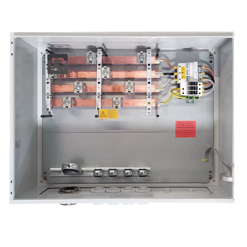 AC Anschlussbox zum Anschluss an Netzübergabe/Trafo. Netzform TN-C. 4x Sammelschiene 30 x 10 CU. Eingang Wechselrichter für Kabel 4 x 300 mm² über M80 Kabelverschraubung Messing auf 4 Sammelschienenklemmen. Ausgang zum Trafo für Kabel 4 x 300 mm² über M80 Kabelverschraubung Messing auf 4 Sammelschienenklemmen (beide Kabel werden bauseits angebracht). Zusätzliche Anschlussmöglichkeit für Kabel 1 x 300 mm² auf 1 Sammelschienenklemme. Überspannungsschutz T1+2 (Standard Citel DAC1-13S-30-275 Imax 50kA, Iimp 12,5kA) inkl. Kurzschluss-Schutz SFD1-13S-30 für AC SPD T1 (12,5kA 10/350µs). Anschluss Fernmeldekontakt über M16 Kunststoff (Kabel wird bauseits angebracht). Membran M20. Gehäuse verzinktes Stahlblech mit gehärteter Polyester-Lackbeschichtung 800x600x300 mm mit Tür. Aufkleber Vorsicht Hochspannung.