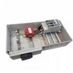 AC Überspannungsbox mit SPD DEHN 941 405 Typ T1 & T2. Im Sammelschienengehäuse MI6457. 2 x Einführungstüllen für 5 x 95mm Leitung M63. 2xM25 Verschraubung für PE. Sammelschienen für TN-S mit 10 Anschlussklemmen für bis zu 120mm. Belüftungsflansch. NH Trenner 3 x 160 A. Berührschutz auf den Sammelschienen von L1,2,3. Wandhalterung Z Profil Mi MS 2.